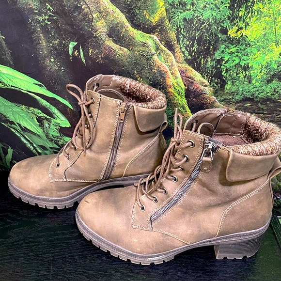 Denver Hayes Women’s Boots - Picture 1 of 3